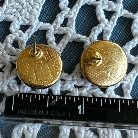 Unmarked 1980s Liz Claiborne Green lucite & Gold Pierced Earrings - Picture 5 of 5